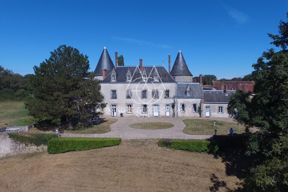 Exceptionnel château XV-XVI et XIXe avec son hameau et ses 108 hectares avec possibilité d’acheter 200ha en plus