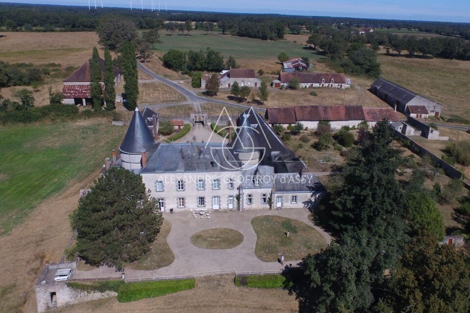 Exceptionnel château XV-XVI et XIXe avec son hameau et ses 108 hectares avec possibilité d’acheter 200ha en plus