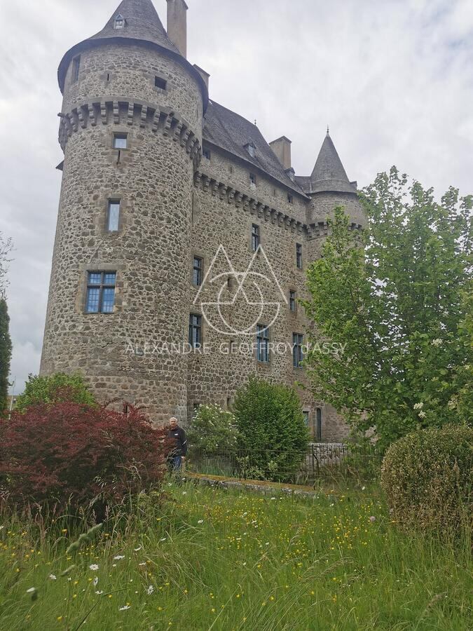Splendide Château Médiéval Classé – Creuse (23) Situé dans un cadre préservé au cœur de la France