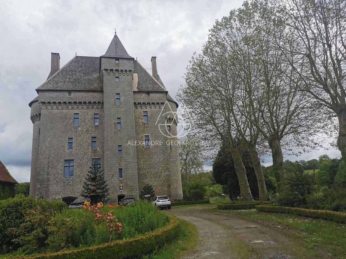 Splendide Château Médiéval Classé – Creuse (23) Situé dans un cadre préservé au cœur de la France