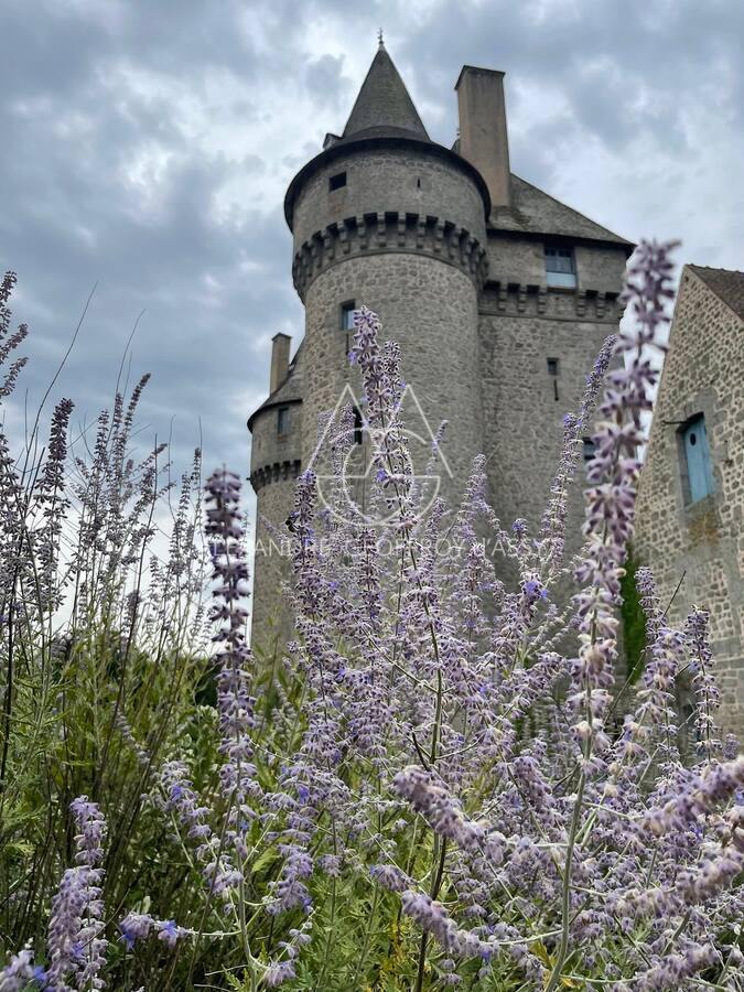 Splendide Château Médiéval Classé – Creuse (23) Situé dans un cadre préservé au cœur de la France