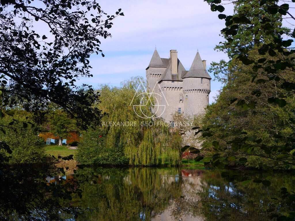 Splendide Château Médiéval Classé – Creuse (23) Situé dans un cadre préservé au cœur de la France