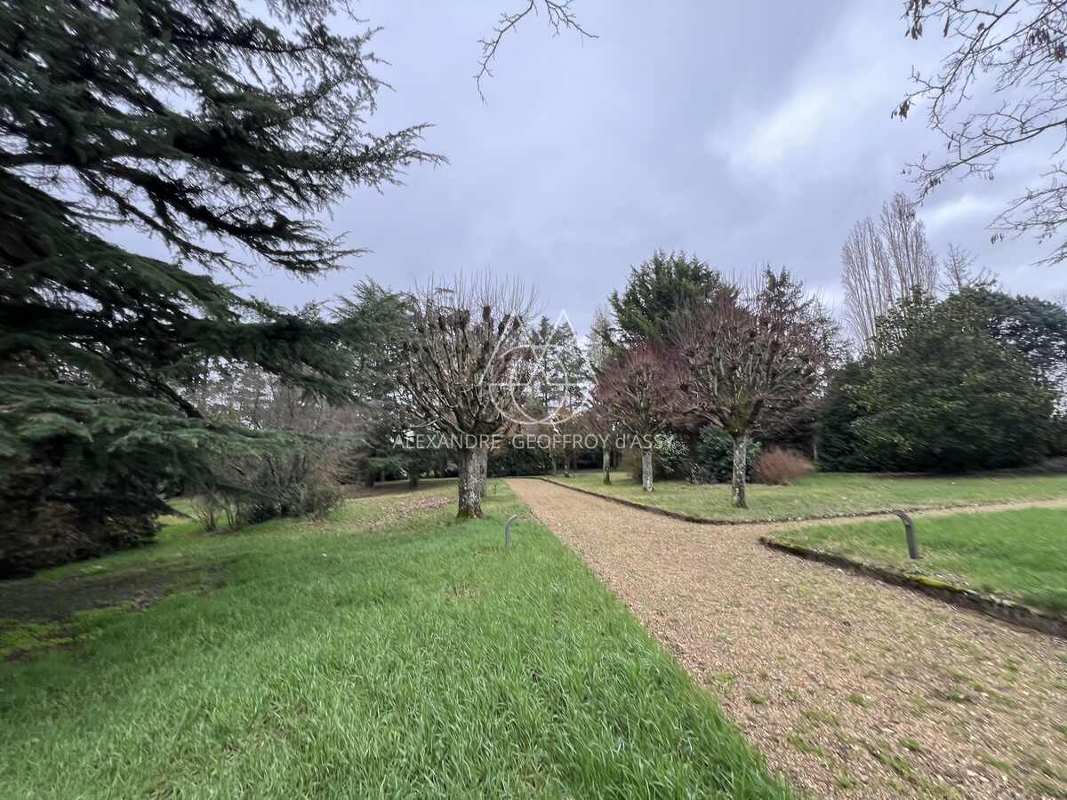 PROPRIETE SUR 1.5 HECTARES EN PERIPHERIE DE TOURS SUD