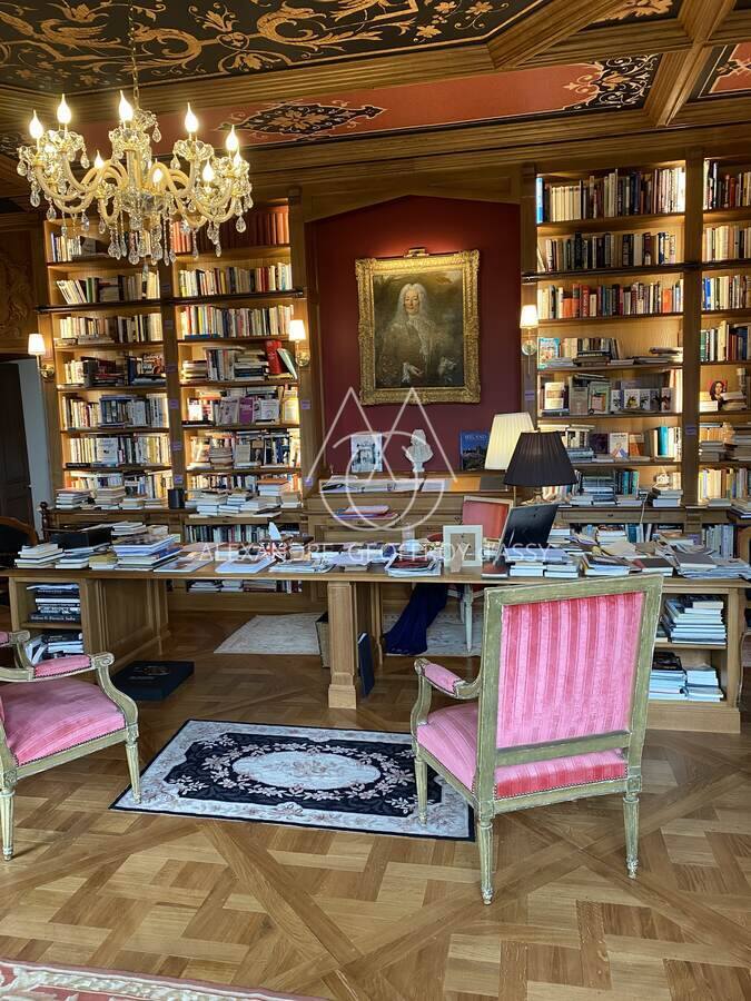 Majestueux château de style Renaissance perché sur un rocher en Suisse Normande.