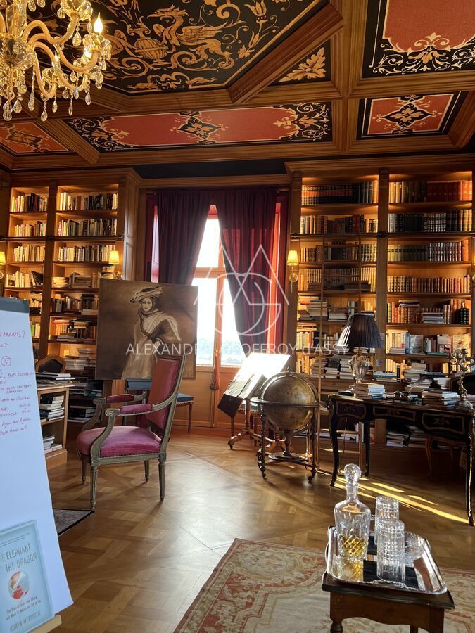 Majestueux château de style Renaissance perché sur un rocher en Suisse Normande.