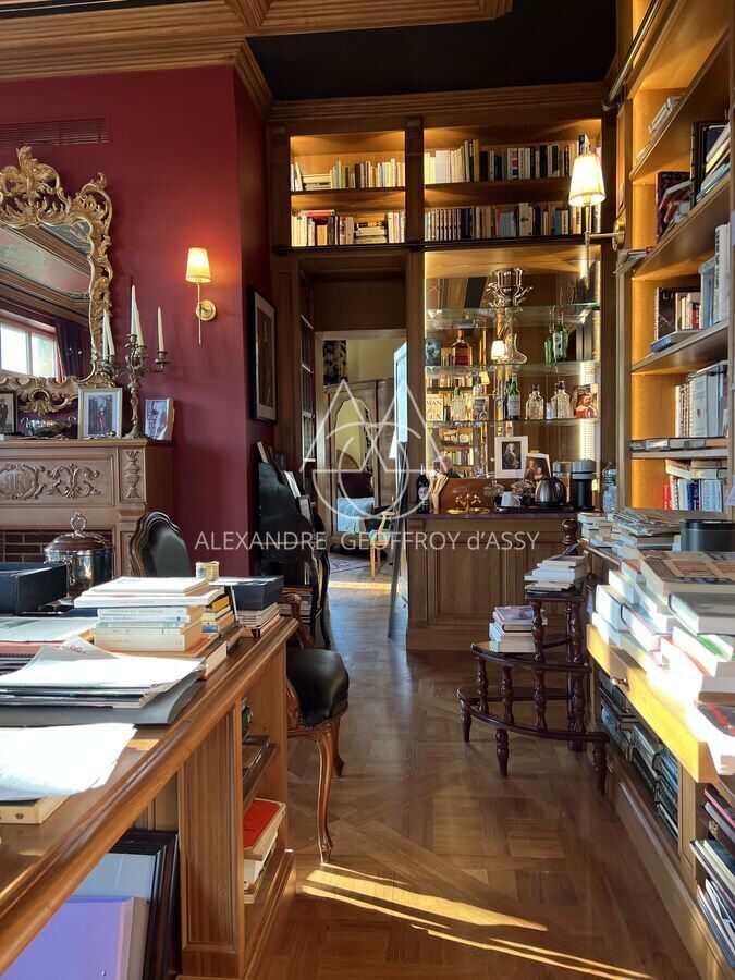 Majestueux château de style Renaissance perché sur un rocher en Suisse Normande.