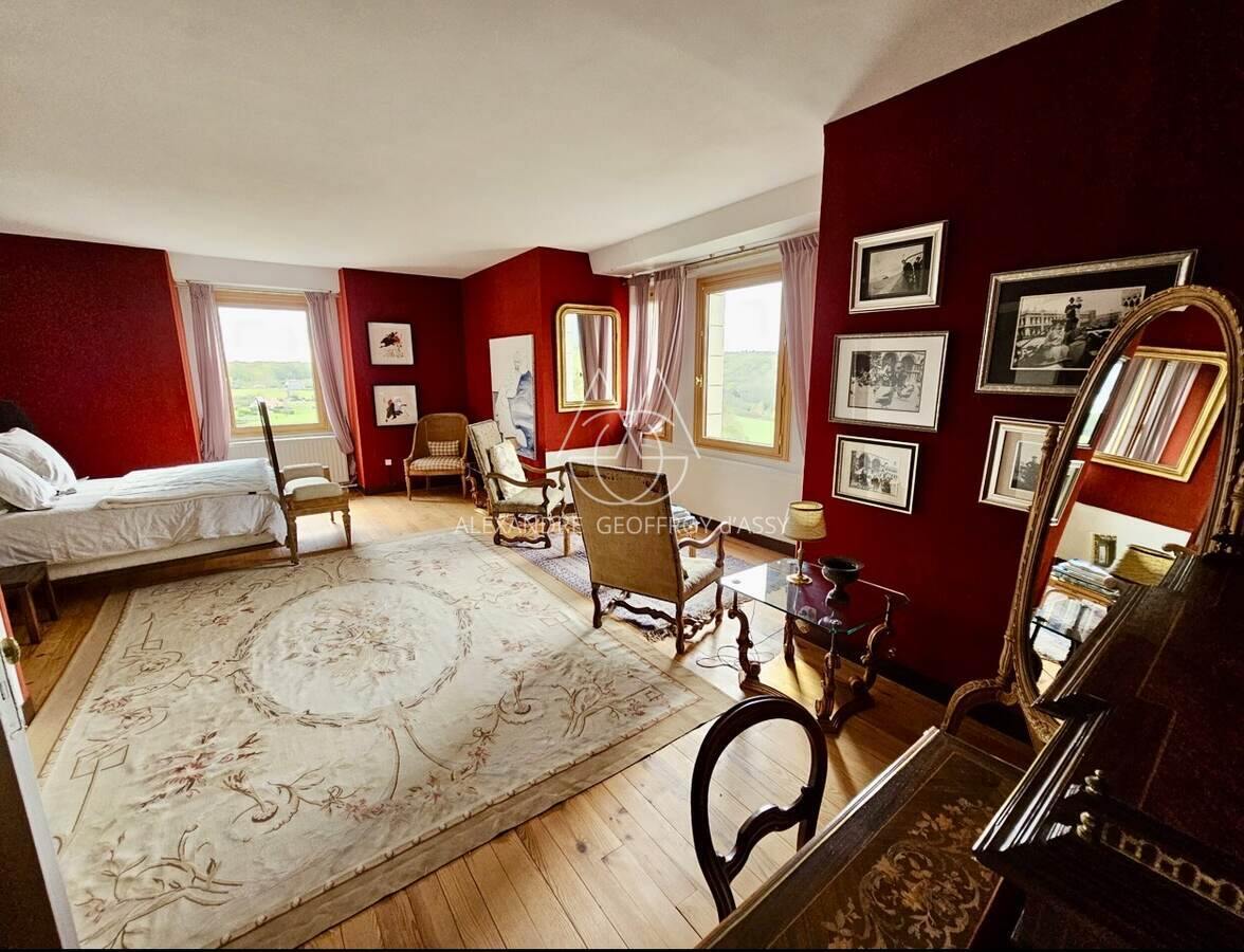 Majestueux château de style Renaissance perché sur un rocher en Suisse Normande.