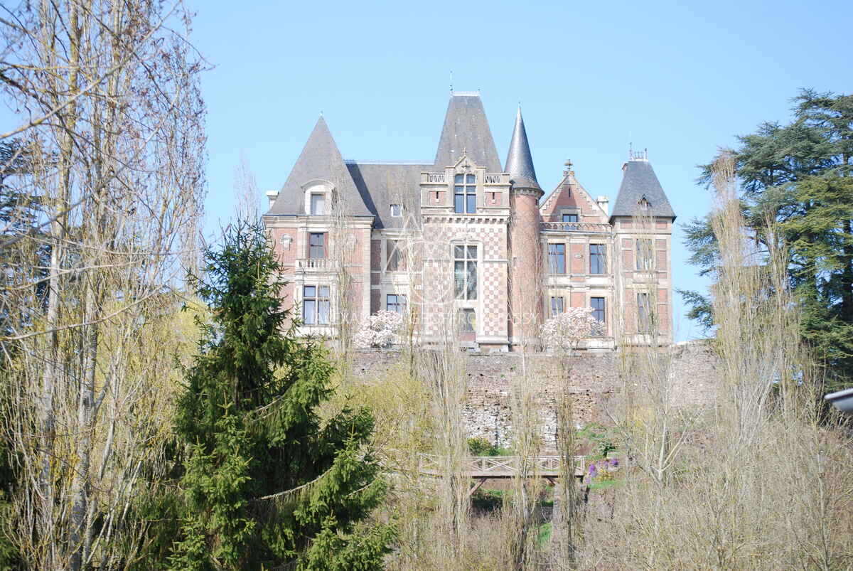 Majestueux château de style Renaissance perché sur un rocher en Suisse Normande.
