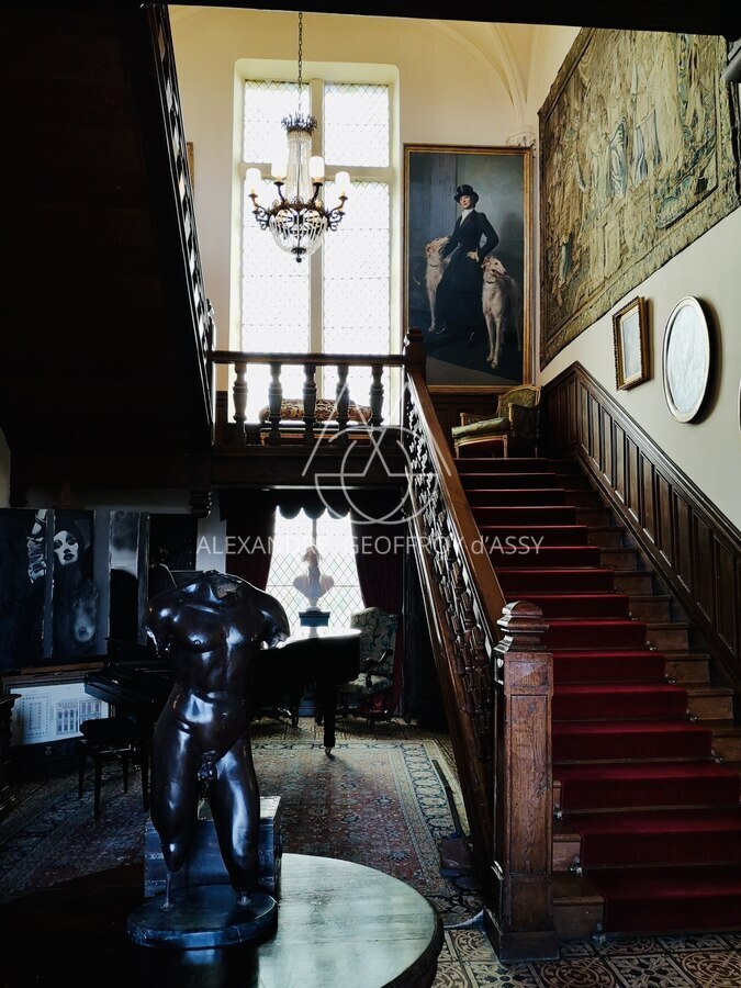 Majestueux château de style Renaissance perché sur un rocher en Suisse Normande.