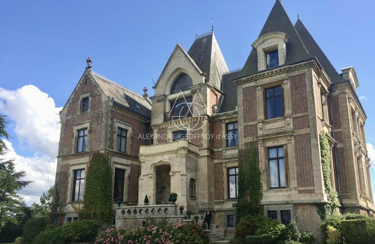 Majestueux château de style Renaissance perché sur un rocher en Suisse Normande.