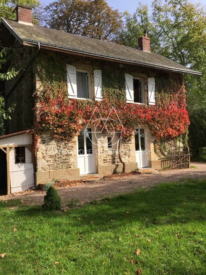 Majestueux château de style Renaissance perché sur un rocher en Suisse Normande.