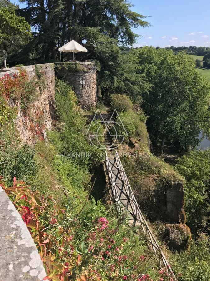 Majestueux château de style Renaissance perché sur un rocher en Suisse Normande.