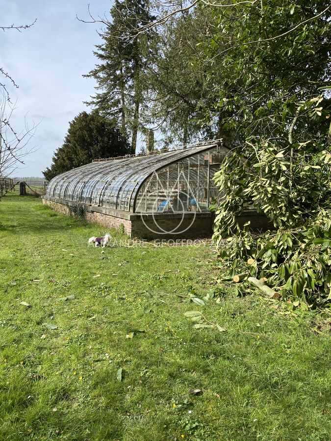 Majestueux château de style Renaissance perché sur un rocher en Suisse Normande.