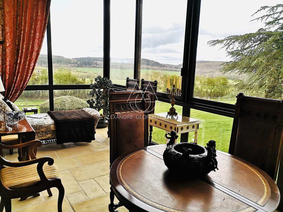 Majestueux château de style Renaissance perché sur un rocher en Suisse Normande.