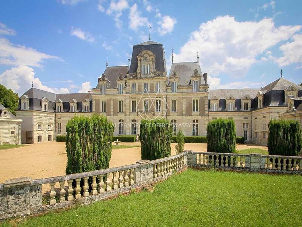 Chateau XVIIIe proche d'ANGERS - 1900 m² - 24 chambres