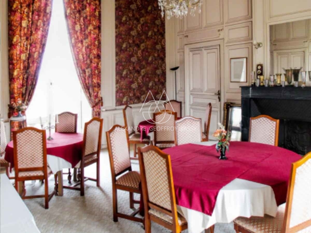 Chateau XVIIIe proche d'ANGERS - 1900 m² - 24 chambres