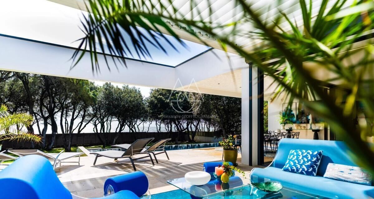 Exceptionnel à proximité de Royan. Villa avec une vue panoramique sur la mer.