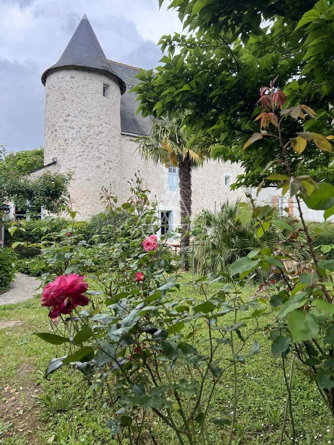 Exceptionnel manoir du XVème entièrement restauré, piscine intérieur, ascenseur