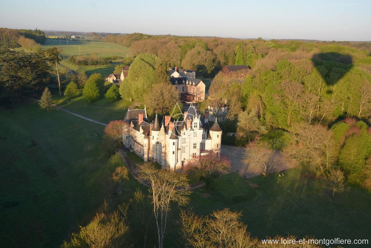 SOMPTEUX CHÂTEAU DU XV DANS UN DOMAINE FORESTIER DE 96 HECTARES