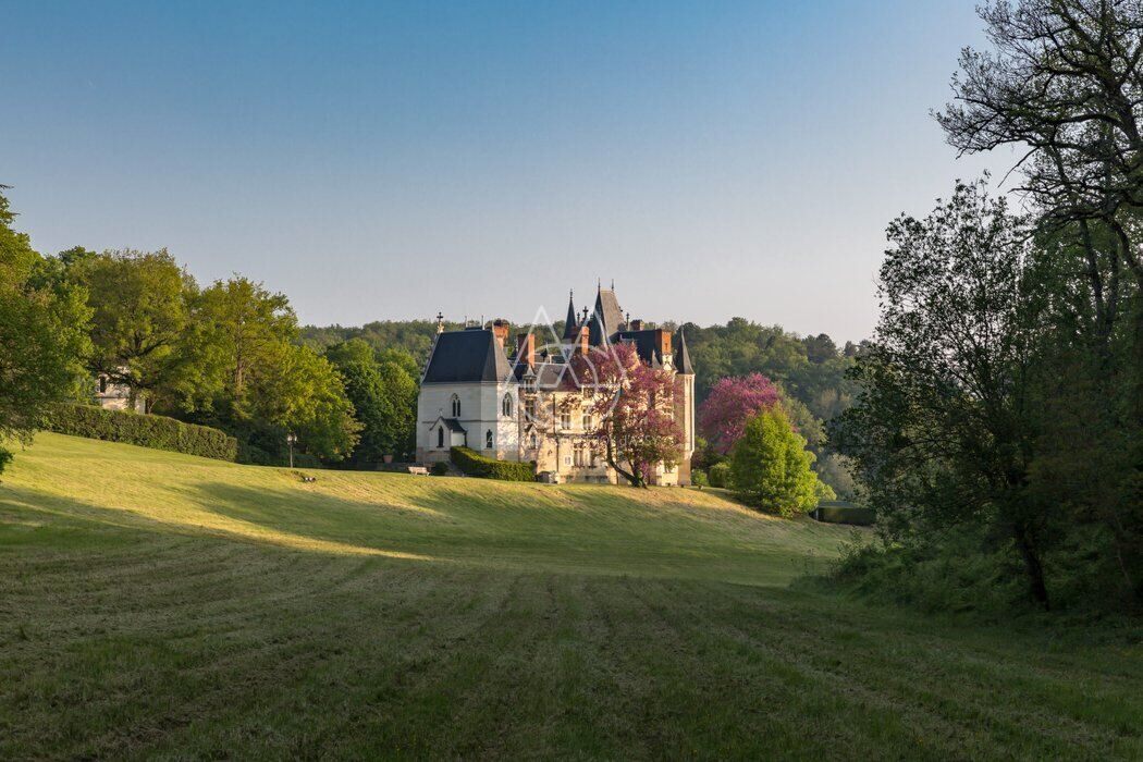 SOMPTEUX CHÂTEAU DU XV DANS UN DOMAINE FORESTIER DE 96 HECTARES