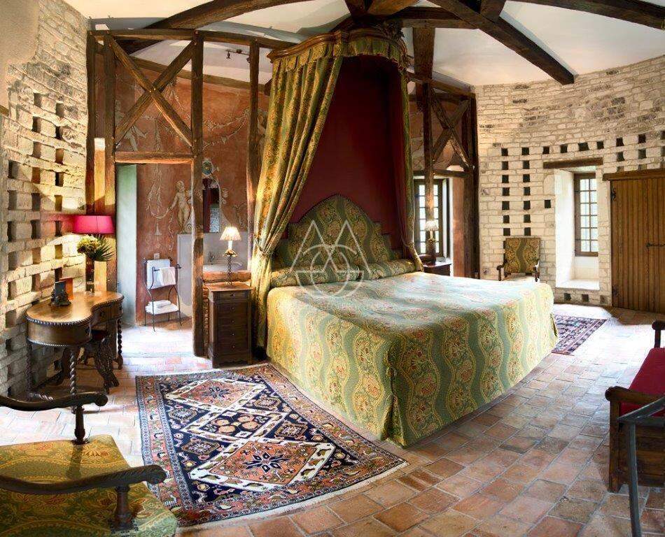 SOMPTEUX CHÂTEAU DU XV DANS UN DOMAINE FORESTIER DE 96 HECTARES