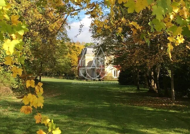 Beau château du XVIIIe siècle avec dépendances, incluant une salle de réception, situé dans l'Orne.