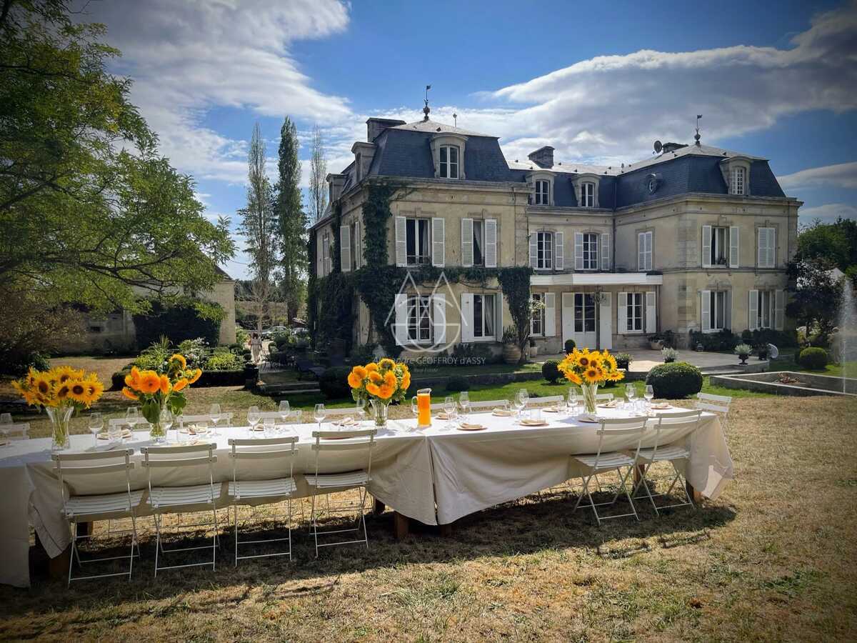 Beau château du XVIIIe siècle avec dépendances, incluant une salle de réception, situé dans l'Orne.