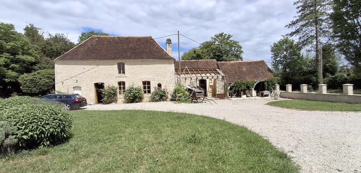 Beau château du XVIIIe siècle avec dépendances, incluant une salle de réception, situé dans l'Orne.