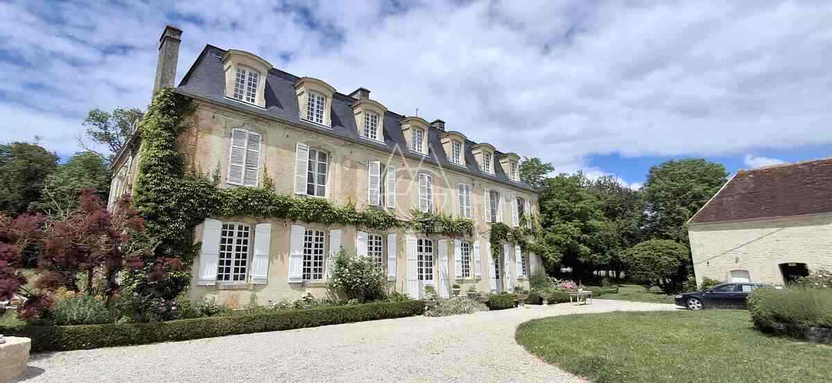 Beau château du XVIIIe siècle avec dépendances, incluant une salle de réception, situé dans l'Orne.