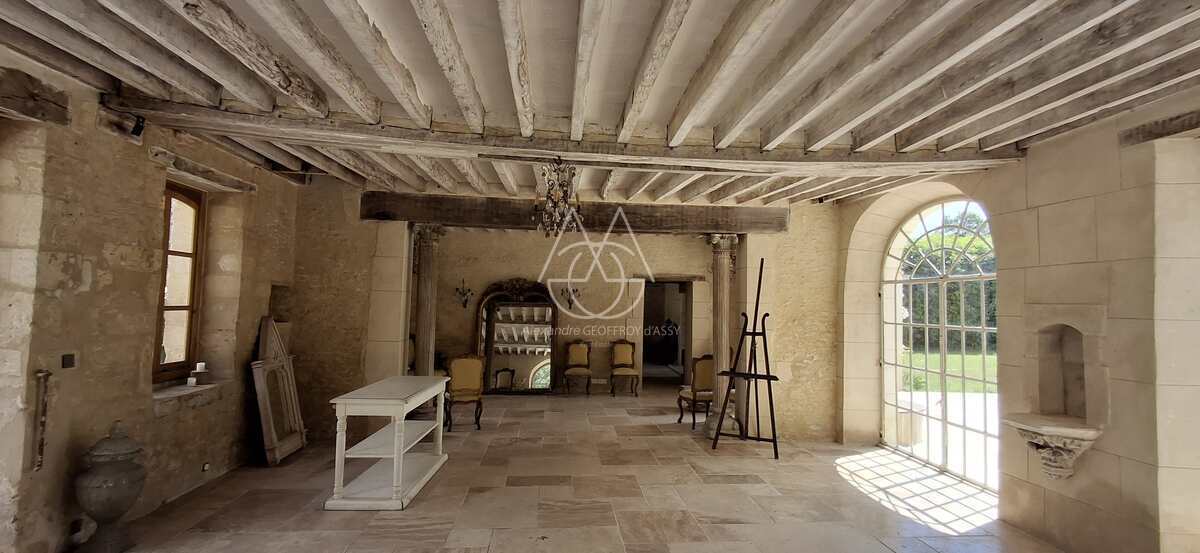 Beau château du XVIIIe siècle avec dépendances, incluant une salle de réception, situé dans l'Orne.