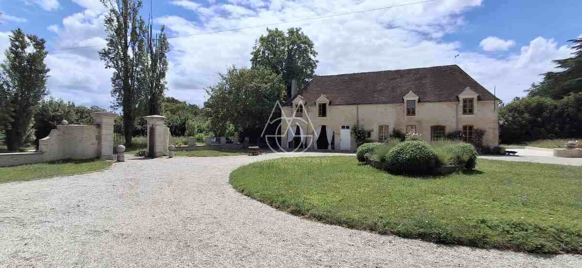 Beau château du XVIIIe siècle avec dépendances, incluant une salle de réception, situé dans l'Orne.