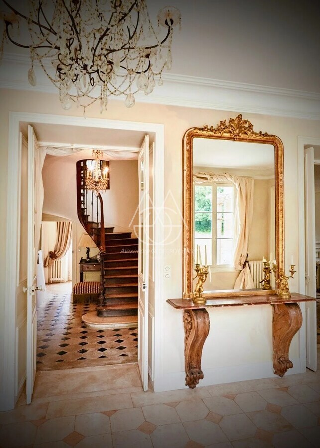 Beau château du XVIIIe siècle avec dépendances, incluant une salle de réception, situé dans l'Orne.