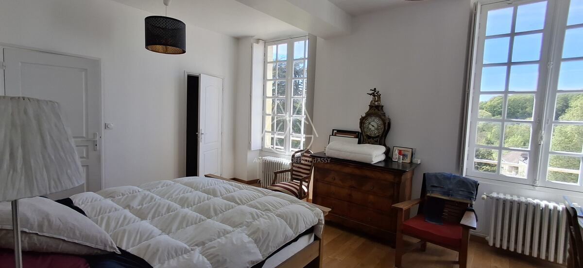 Chateau du XVII eme surplombant un petit village traversé par une petite ricviere.
