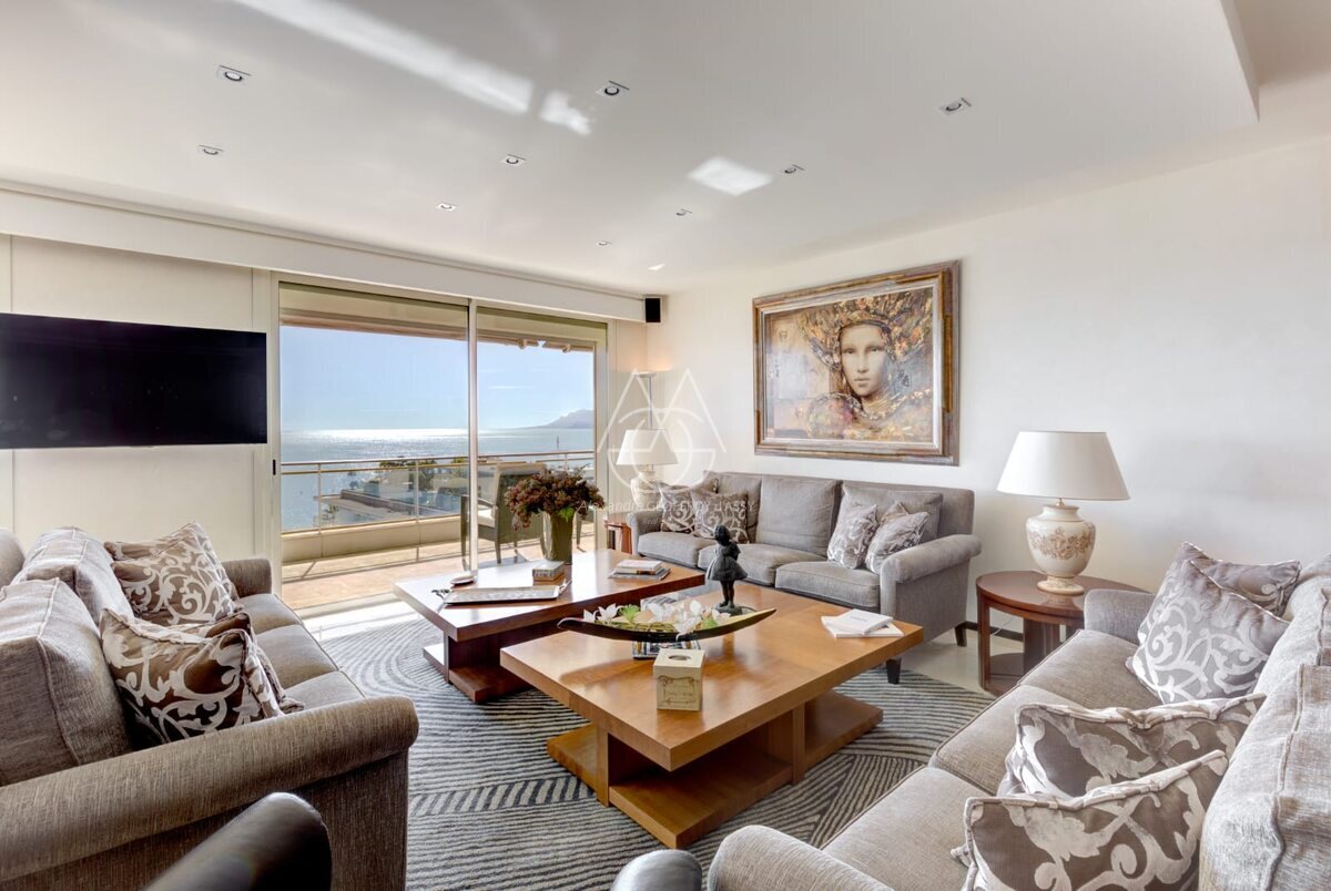 Appartement unique à Cannes, offrant une superficie exceptionnelle de 335 m² avec une terrasse et cinq chambres, le tout bénéficiant d’une vue imprenable sur la mer Méditerranée. 