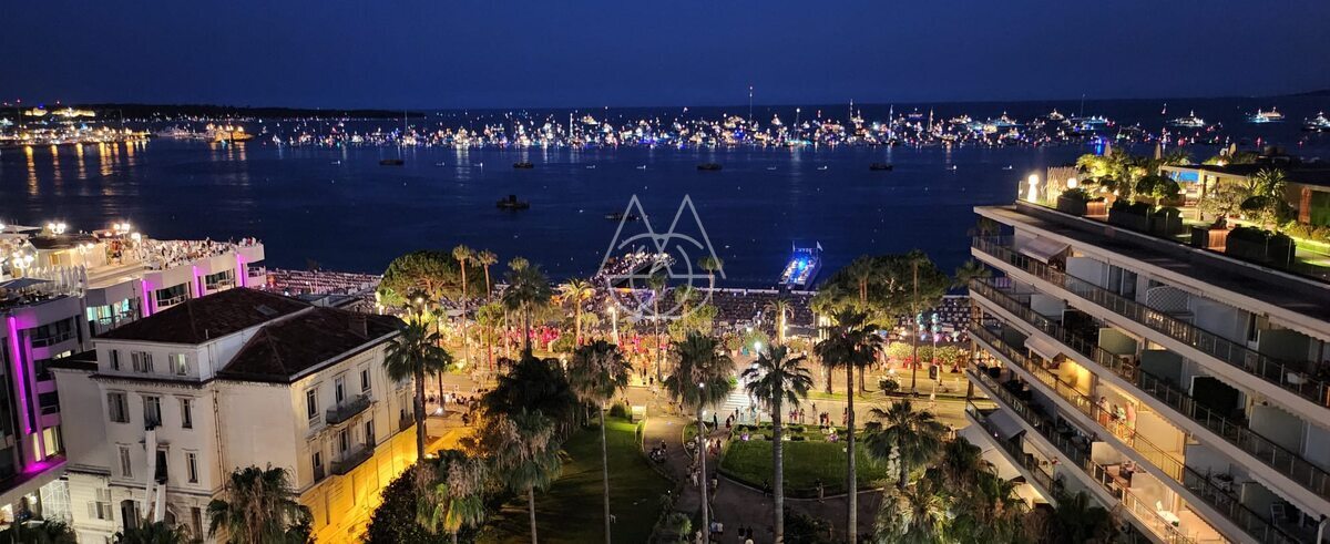 Appartement unique à Cannes, offrant une superficie exceptionnelle de 335 m² avec une terrasse et cinq chambres, le tout bénéficiant d’une vue imprenable sur la mer Méditerranée. 