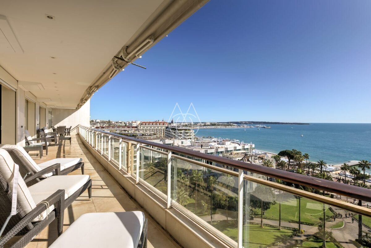 Appartement unique à Cannes, offrant une superficie exceptionnelle de 335 m² avec une terrasse et cinq chambres, le tout bénéficiant d’une vue imprenable sur la mer Méditerranée. 