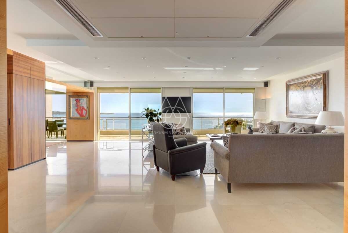 Appartement unique à Cannes, offrant une superficie exceptionnelle de 335 m² avec une terrasse et cinq chambres, le tout bénéficiant d’une vue imprenable sur la mer Méditerranée. 