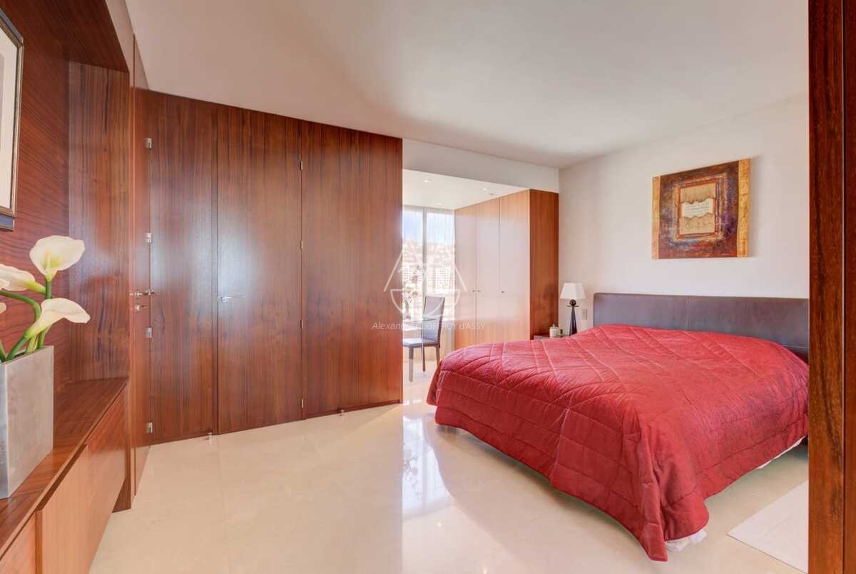 Appartement unique à Cannes, offrant une superficie exceptionnelle de 335 m² avec une terrasse et cinq chambres, le tout bénéficiant d’une vue imprenable sur la mer Méditerranée. 