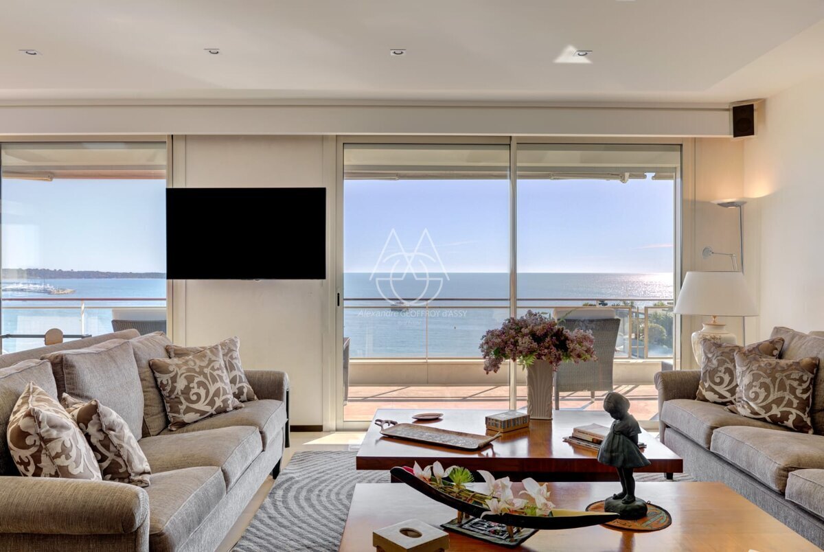 Appartement unique à Cannes, offrant une superficie exceptionnelle de 335 m² avec une terrasse et cinq chambres, le tout bénéficiant d’une vue imprenable sur la mer Méditerranée. 