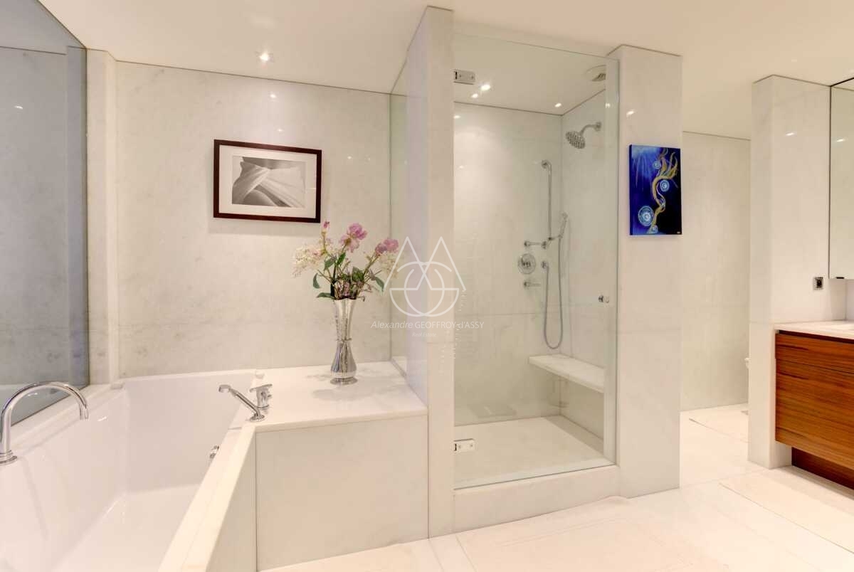 Appartement unique à Cannes, offrant une superficie exceptionnelle de 335 m² avec une terrasse et cinq chambres, le tout bénéficiant d’une vue imprenable sur la mer Méditerranée. 