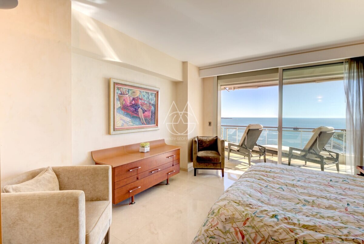 Appartement unique à Cannes, offrant une superficie exceptionnelle de 335 m² avec une terrasse et cinq chambres, le tout bénéficiant d’une vue imprenable sur la mer Méditerranée. 