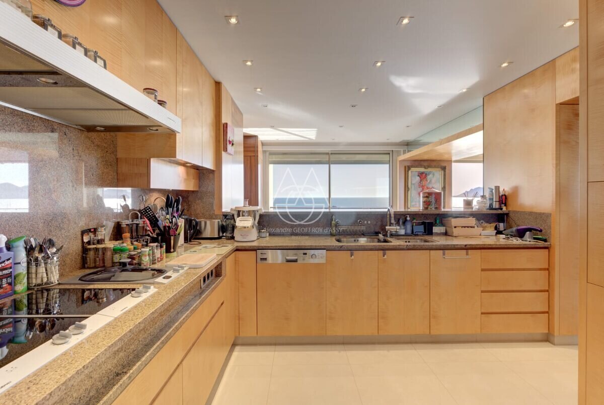 Appartement unique à Cannes, offrant une superficie exceptionnelle de 335 m² avec une terrasse et cinq chambres, le tout bénéficiant d’une vue imprenable sur la mer Méditerranée. 