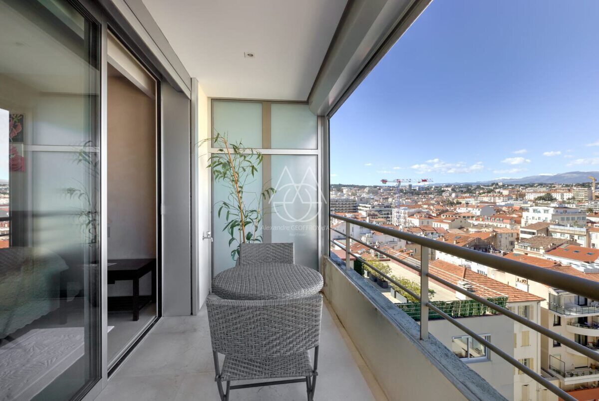 Appartement unique à Cannes, offrant une superficie exceptionnelle de 335 m² avec une terrasse et cinq chambres, le tout bénéficiant d’une vue imprenable sur la mer Méditerranée. 