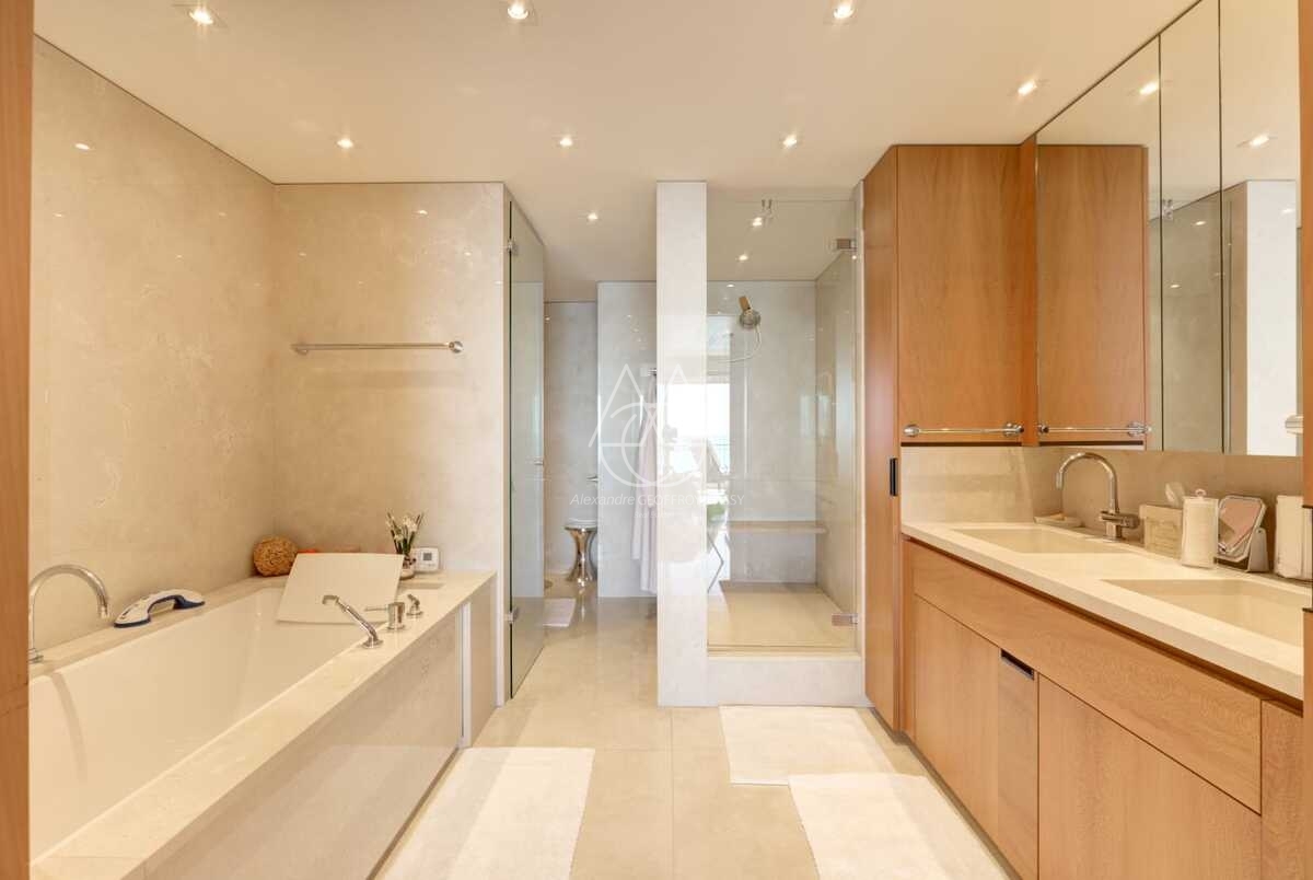 Appartement unique à Cannes, offrant une superficie exceptionnelle de 335 m² avec une terrasse et cinq chambres, le tout bénéficiant d’une vue imprenable sur la mer Méditerranée. 