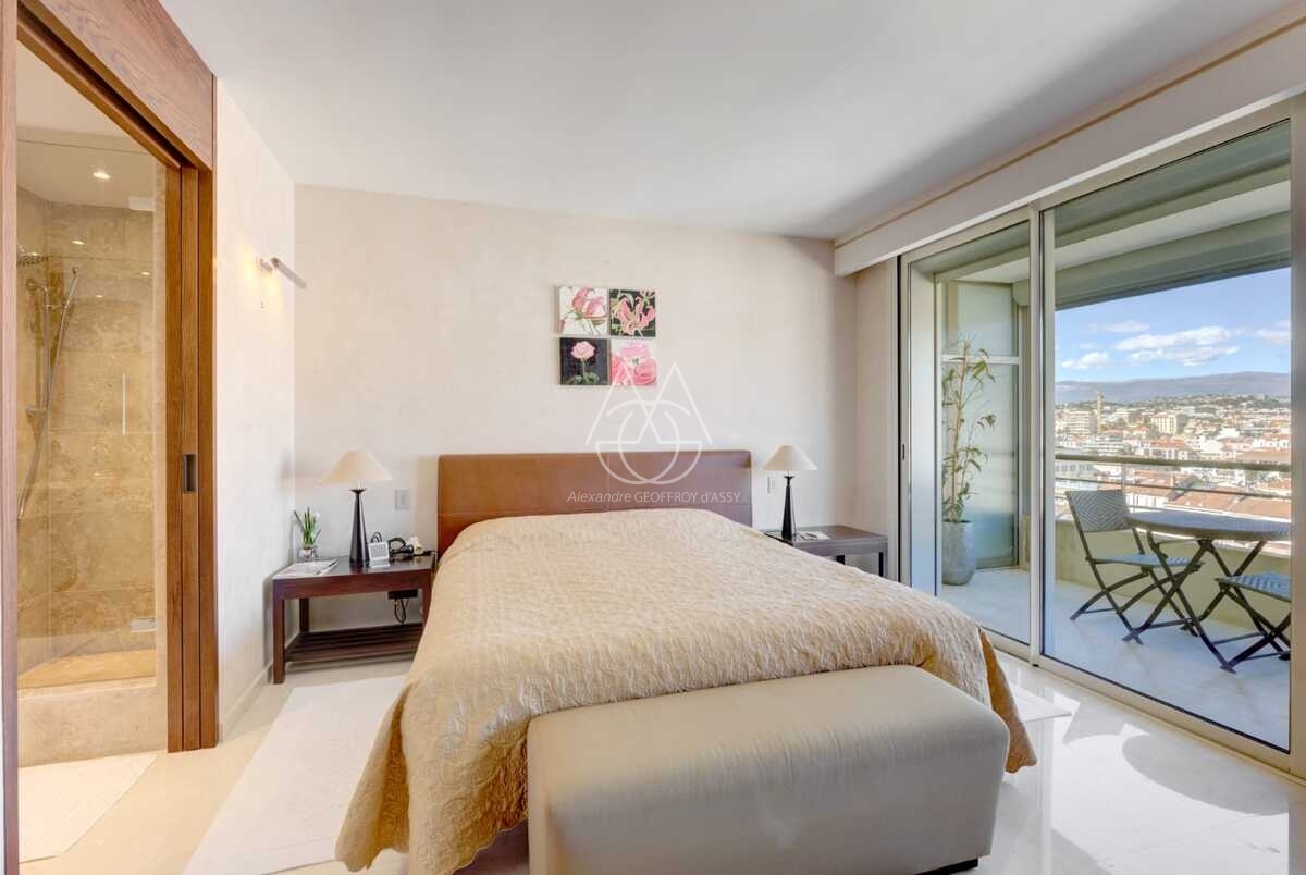 Appartement unique à Cannes, offrant une superficie exceptionnelle de 335 m² avec une terrasse et cinq chambres, le tout bénéficiant d’une vue imprenable sur la mer Méditerranée. 