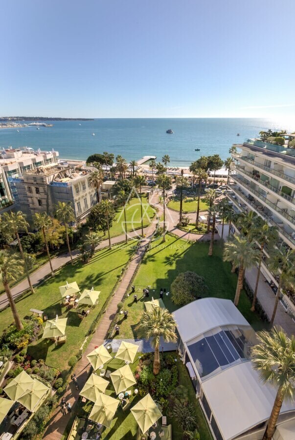 Appartement unique à Cannes, offrant une superficie exceptionnelle de 335 m² avec une terrasse et cinq chambres, le tout bénéficiant d’une vue imprenable sur la mer Méditerranée. 