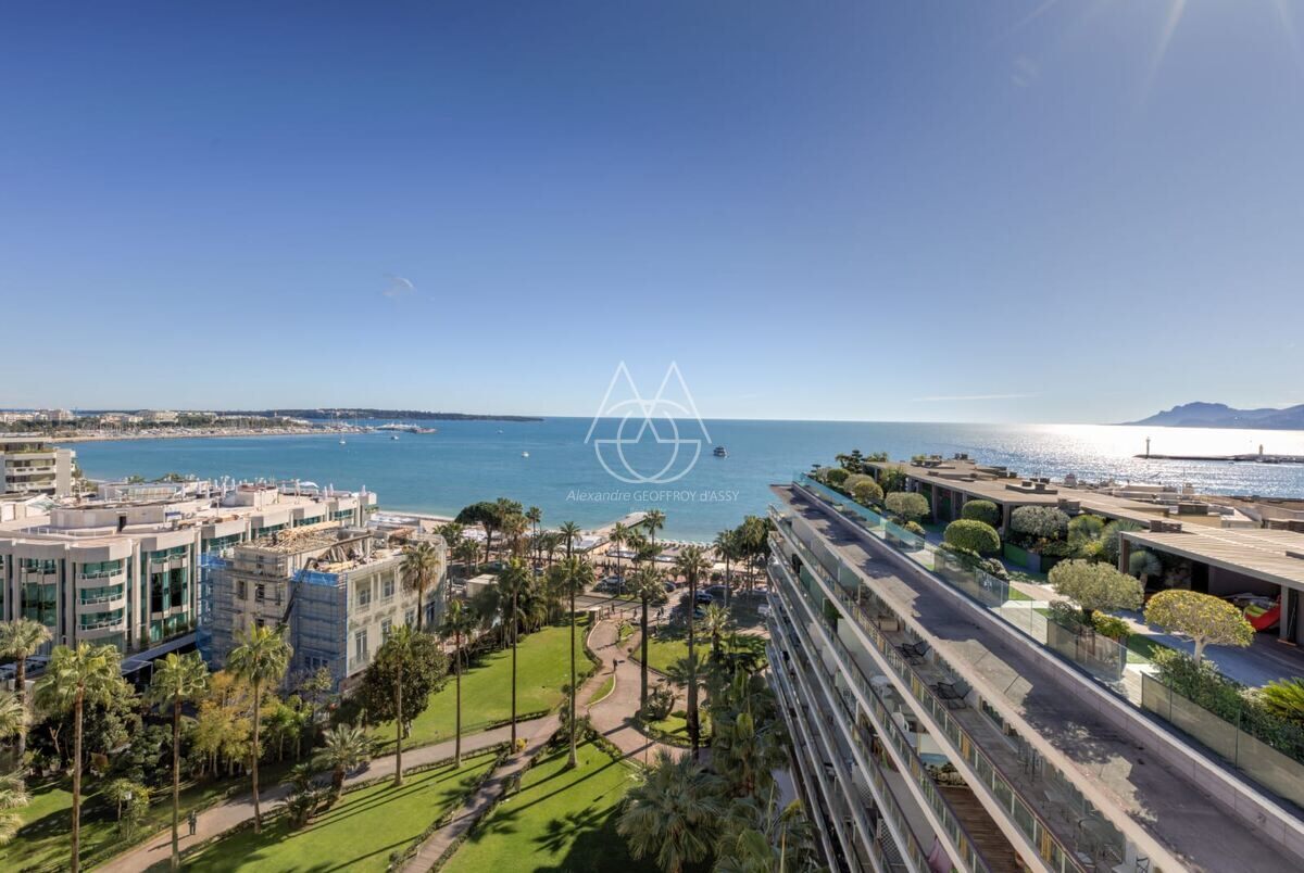 Appartement unique à Cannes, offrant une superficie exceptionnelle de 335 m² avec une terrasse et cinq chambres, le tout bénéficiant d’une vue imprenable sur la mer Méditerranée. 