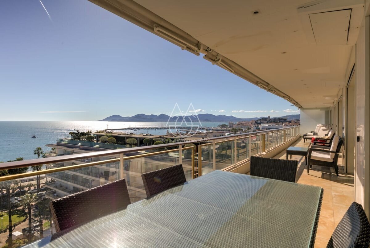 Appartement unique à Cannes, offrant une superficie exceptionnelle de 335 m² avec une terrasse et cinq chambres, le tout bénéficiant d’une vue imprenable sur la mer Méditerranée. 