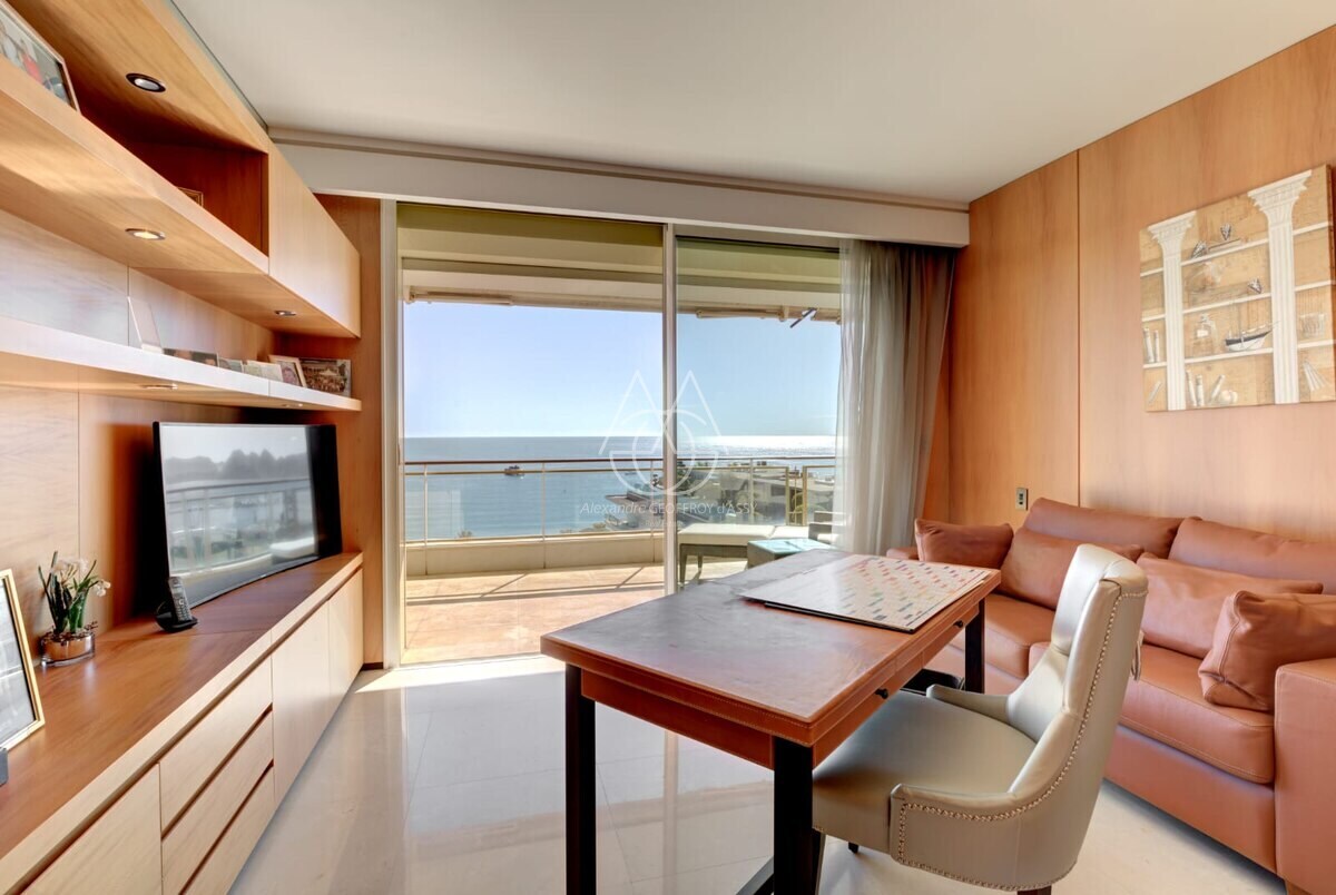 Appartement unique à Cannes, offrant une superficie exceptionnelle de 335 m² avec une terrasse et cinq chambres, le tout bénéficiant d’une vue imprenable sur la mer Méditerranée. 